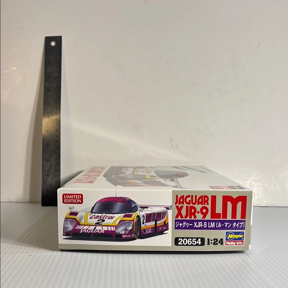 Hasegawa 1/24 Jaguar XJR-9 LM Model Kit Vintage Kit - Picture 3 of 6